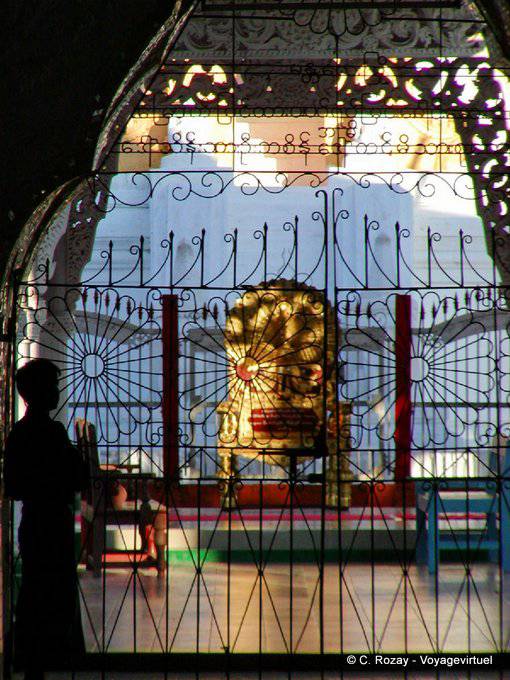 Pagode Kuthodaw, le trône royal, Mandalay - Myanmar (Birmanie)