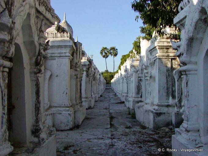 Mandalay, alignement de stupas du Tipitaka, Kuthodaw - Myanmar (Birmanie)