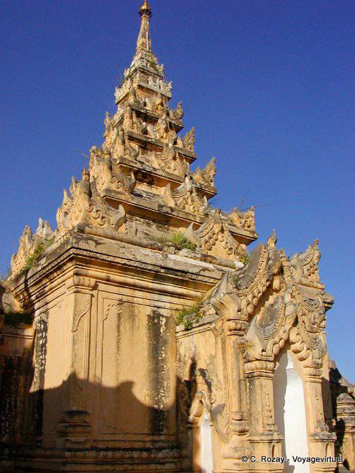 Vue sur le stupa ouvragé de Maha Aung Mye Bonzan, Mandalay - Myanmar (Birmanie)