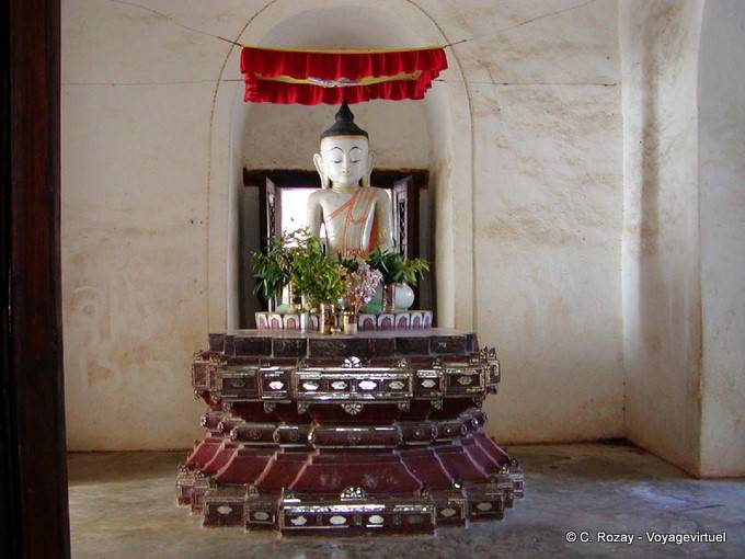 Bouddha blanc dans un environnement dépouillé - Myanmar (Birmanie)