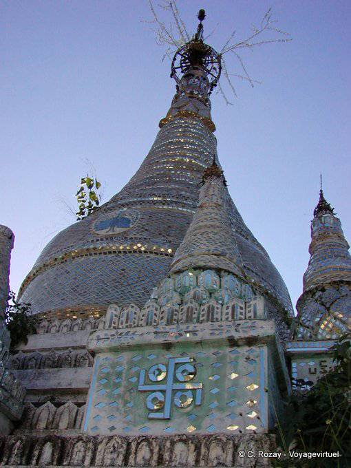 Stupa de pagode sur la colline de Sagaing - Myanmar (Birmanie)