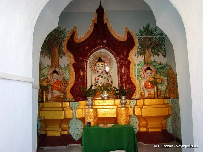 Triptyque de bouddhas sur un autel, Sun-U-Ponnya-Shin, Mandalay - Myanmar (Birmanie)
