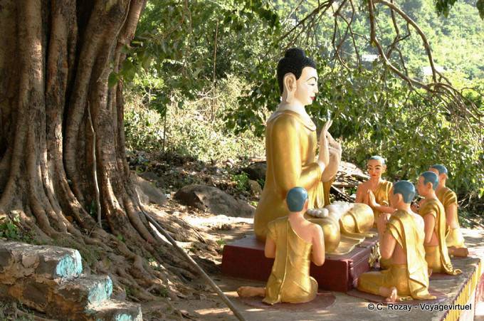 Ensemble de statues priant autour du bouddha en Mudrâ de la mise en marche de la roue de la loi bouddhique ou de la prédication, Mont Popa - Myanmar (Birmanie)