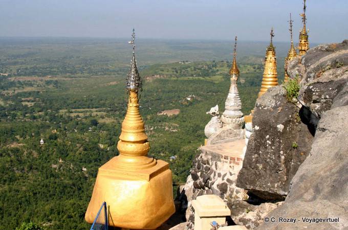 Rocher d'or et vue sur la campagne au pied du Taung Kalat, Mont Popa - Myanmar (Birmanie)