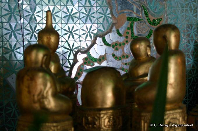 Bouddhas d'or sans visage, Mont Popa - Myanmar (Birmanie)