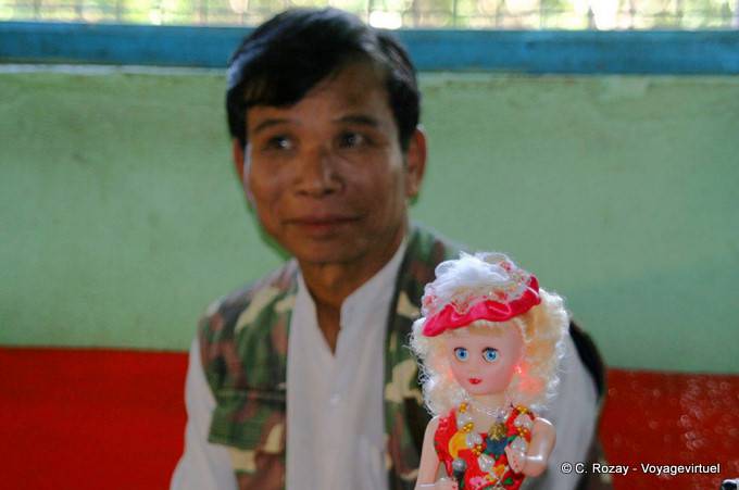 La poupée aux yeux bleus du Mont Popa - Myanmar (Birmanie)
