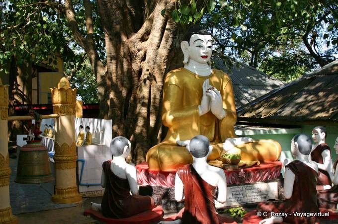 Prière autour du bouddha assis en Dharmachakra-Mudrâ, Popa mount - Myanmar (Birmanie)