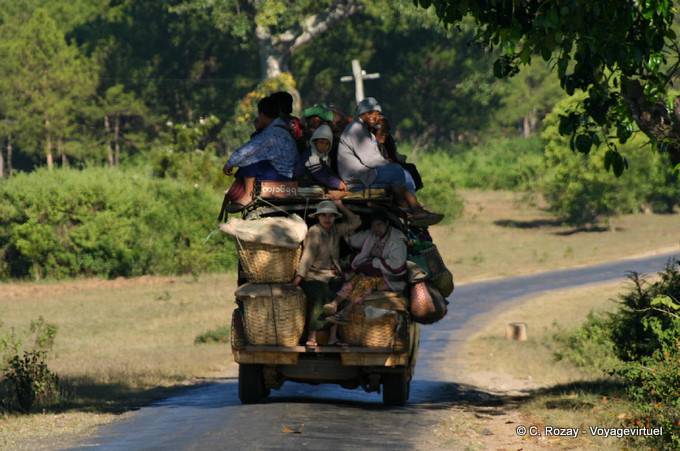Taxi surchargé sur la route de Pindaya - Myanmar (Birmanie)