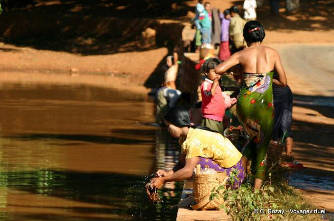 Toilette du matin au point d'eau, Pindaya - Myanmar (Birmanie)