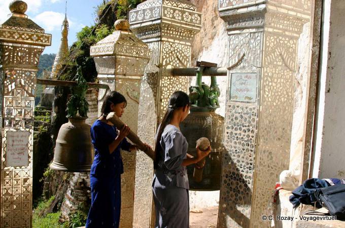 Frappe de la cloche sur le site de Pindaya - Myanmar (Birmanie)