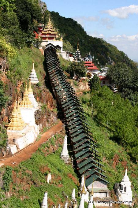 Passage de la montée aux grottes de Schwe Umin, Pindaya - Myanmar (Birmanie)