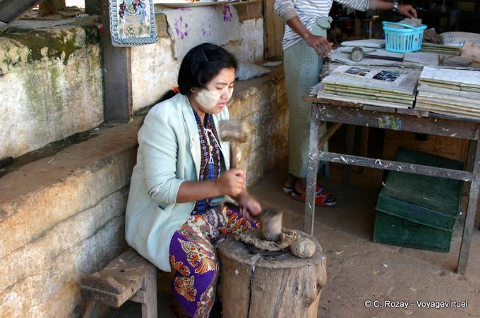 Manufacture de papier fait à la main, Pindaya - Myanmar (Birmanie)