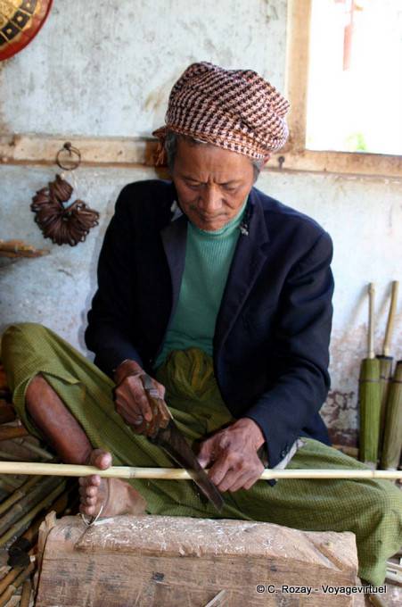 Artisan fabriquant des ombrelles Pindaya - Myanmar (Birmanie)