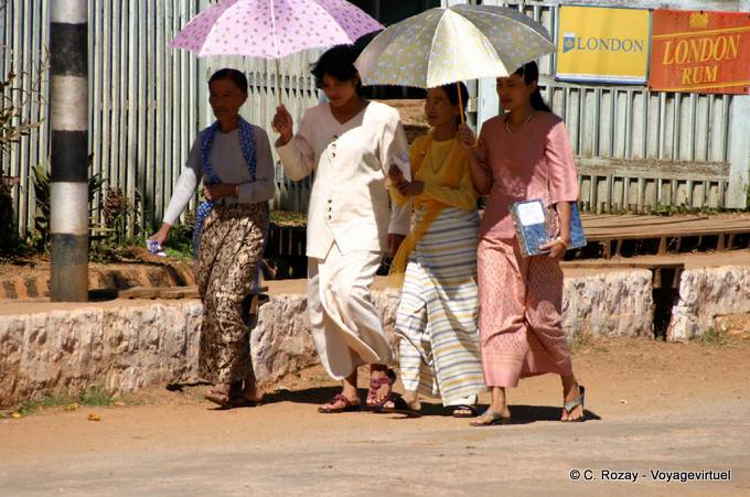 Femmes en promenade sous le soleil, Pindaya - Myanmar (Birmanie)