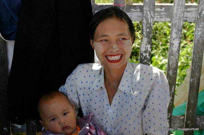 Le beau sourire de la Birmane portant le thanaka et son enfant, Pindaya - Myanmar (Birmanie)