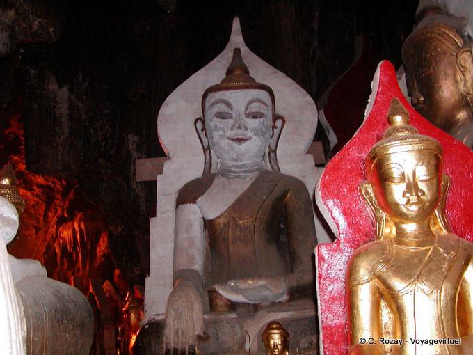 Mudrâ de la prise de la terre à témoin, bouddha assis, Pindaya - Myanmar (Birmanie)