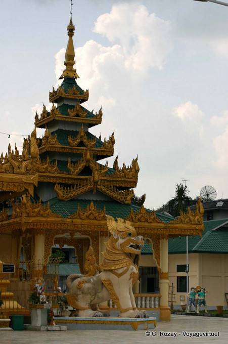 Rangoon, à l'intérieur de la pagode Botataung - Myanmar (Birmanie)