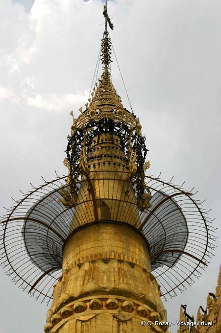 Gros-plan sur le sommet du stupa de la Pagode Botataung, Yangon - Myanmar (Birmanie)