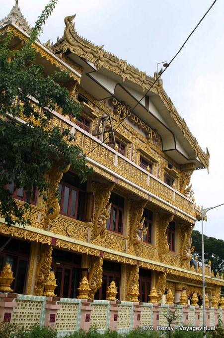 Façade d'un riche monastère, Yangon - Myanmar (Birmanie)