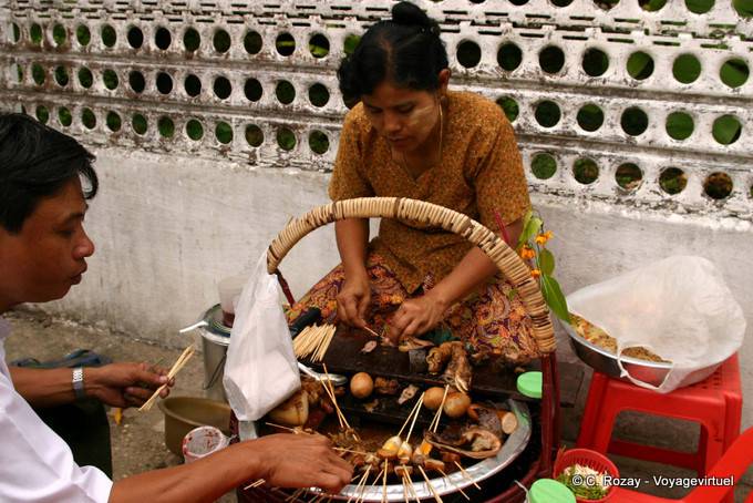 Confection de brochettes, Rangoon - Myanmar (Birmanie)