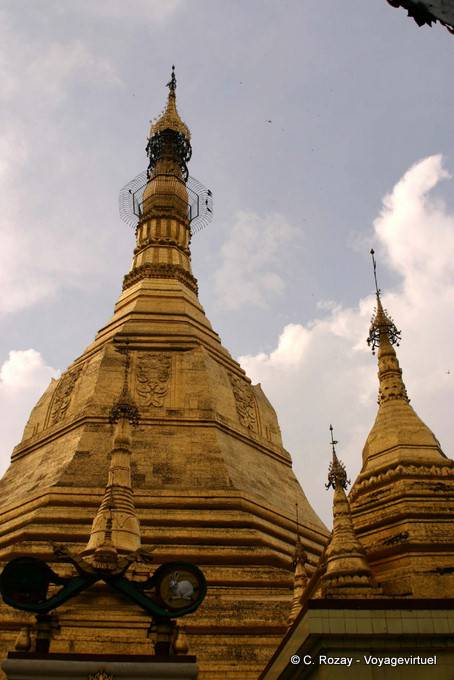 Haut des stupas de la pagode Sule, Rangoon - Myanmar (Birmanie)
