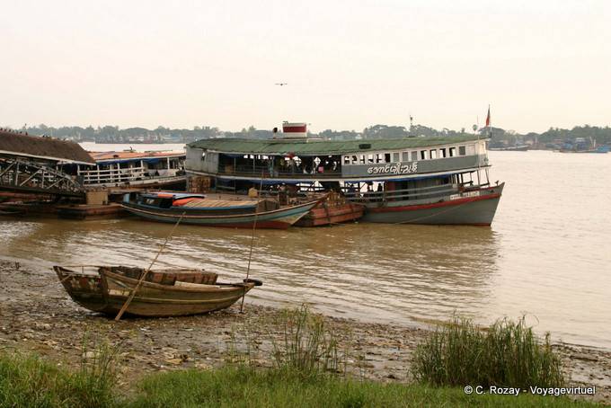 Le port et un bateau pour voyageurs, Yangon - Myanmar (Birmanie)