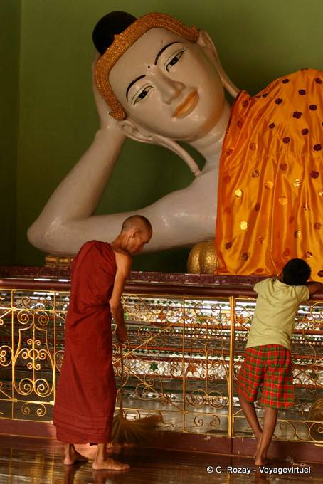 Buste du bouddha couché, pagode de Shwedagon, Rangoon - Myanmar (Birmanie)