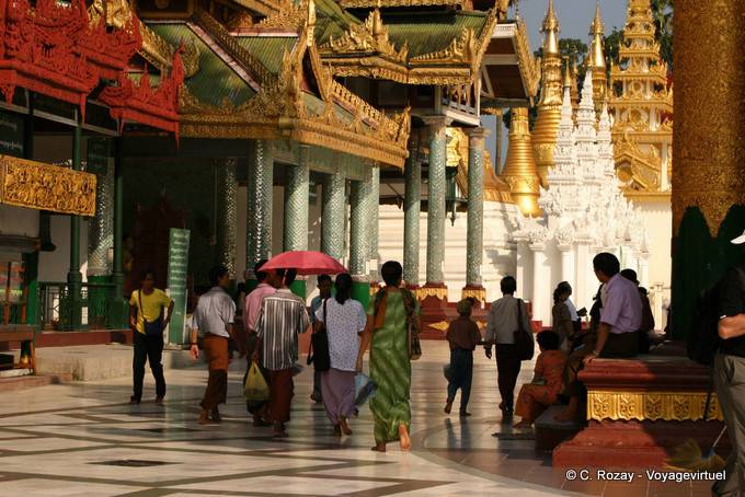 Promenade dans la magnificence de la pagode de Shwedagon, Rangoon - Myanmar (Birmanie)