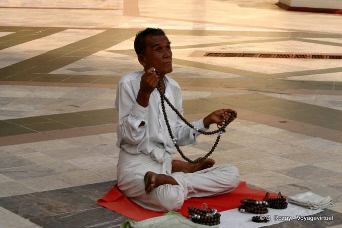 Prière d'aveugle qui regarde le soleil, pagode de Shwedagon, Rangoon - Myanmar (Birmanie)