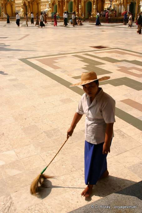Balayeuse à chapeau, pagode de Shwedagon, Rangoon - Myanmar (Birmanie)