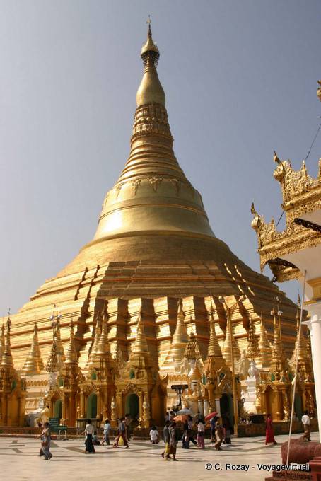 Petits temples autour du grand stupa, pagode de Shwedagon, Rangoon - Myanmar (Birmanie)