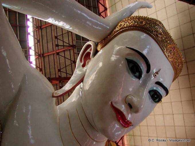 Autre vue sur le Boudha allongé, pagode Kyaukhtatgyi, Rangoon - Myanmar (Birmanie)