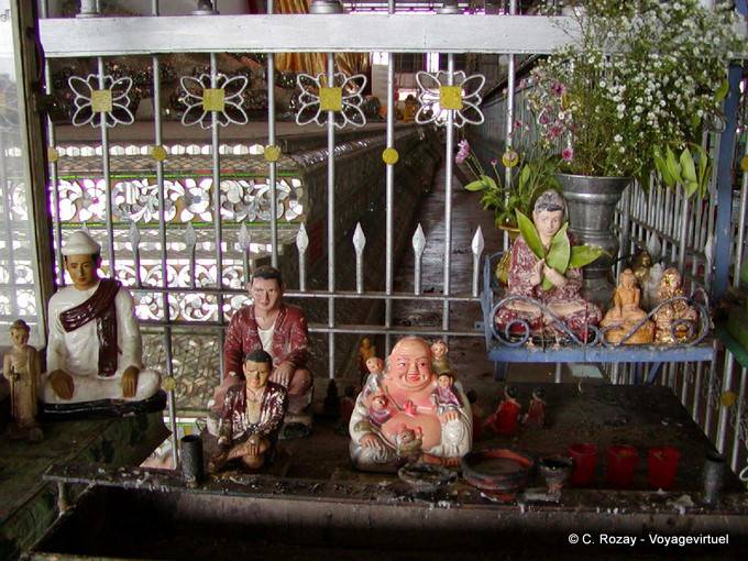 Petit autel avec des Nats, Rangoon - Myanmar (Birmanie)