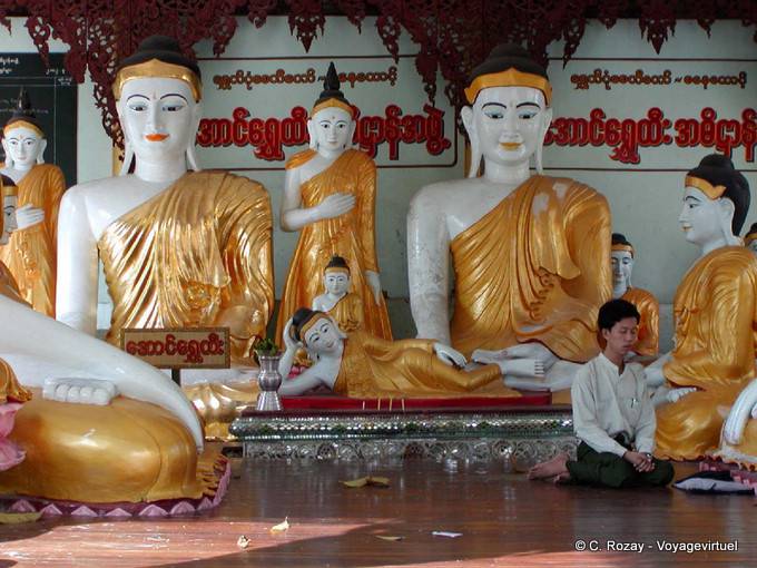 Méditation à genoux au pied des bouddhas, Pagode Shwedagon, Yangon - Myanmar (Birmanie)