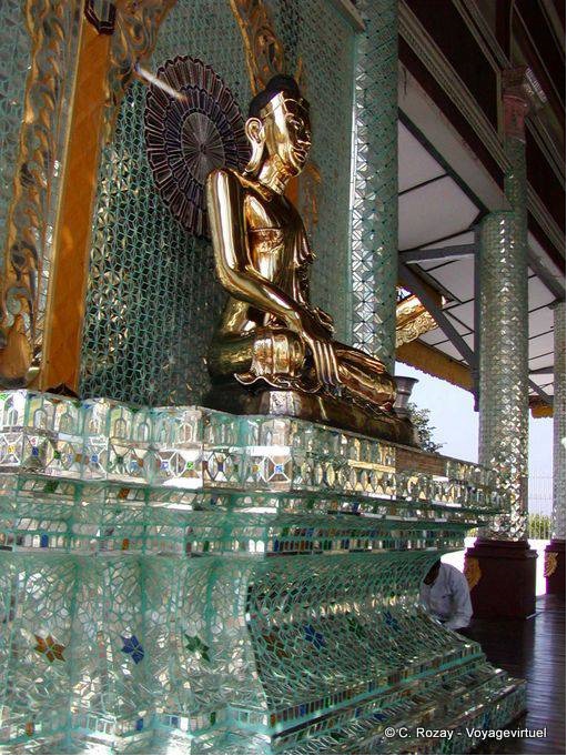 Bouddha moderne dans un environnement kitch, Pagode Shwedagon, Yangon - Myanmar (Birmanie)