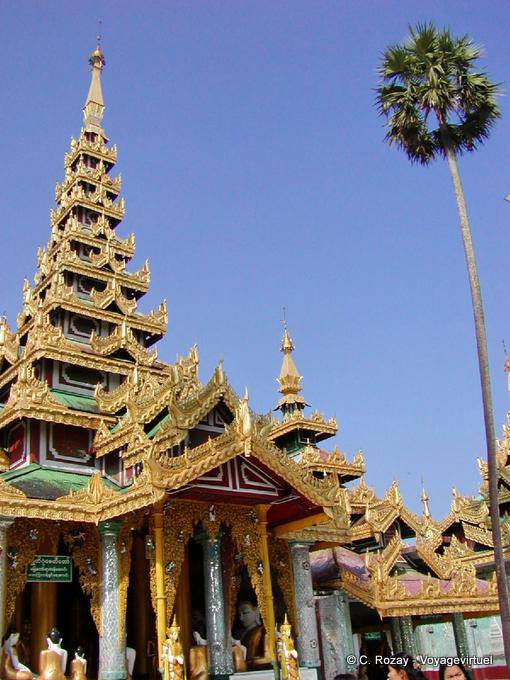 Exemple de toiture en pyathat, salle de l'empreinte de bouddha, pagode de Shwedagon, Rangoon - Myanmar (Birmanie)