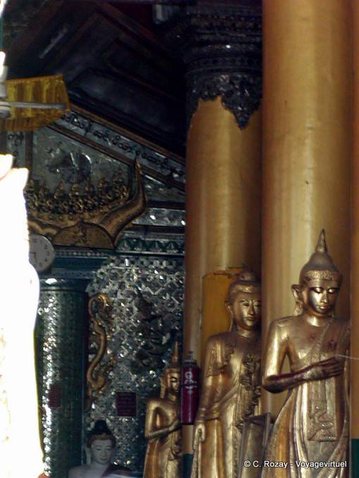 Colonnes et bouddhas debouts dans un temple de la pagode de Shwedagon, Yangon - Myanmar (Birmanie)