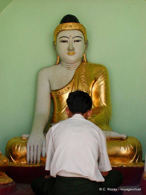Homme en prière, Pagode Sule, Yangon - Myanmar (Birmanie)