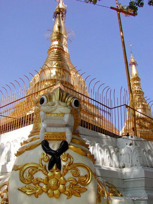 Monstre dans l'alignement des stupas, pagode de Shwedagon, Rangoon - Myanmar (Birmanie)