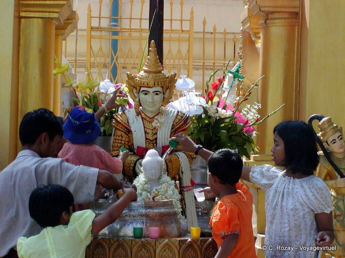 Dévotion familiale, pagode de Shwedagon, Rangoon - Myanmar (Birmanie)