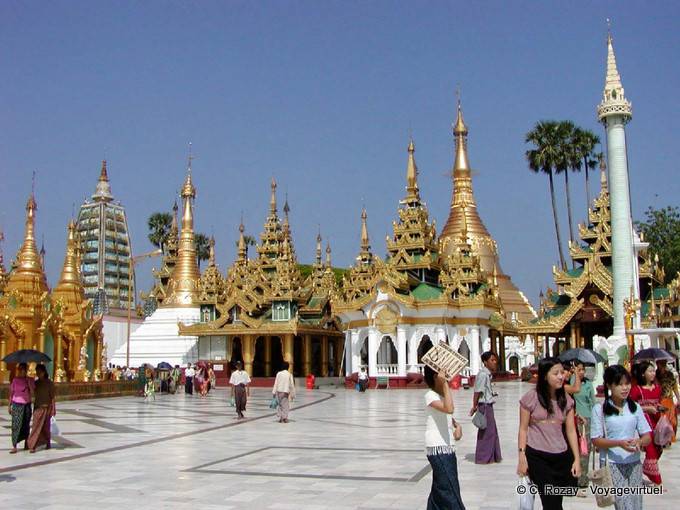 Face au temple Mahabodhi, pagode de Shwedagon, Rangoon - Myanmar (Birmanie)