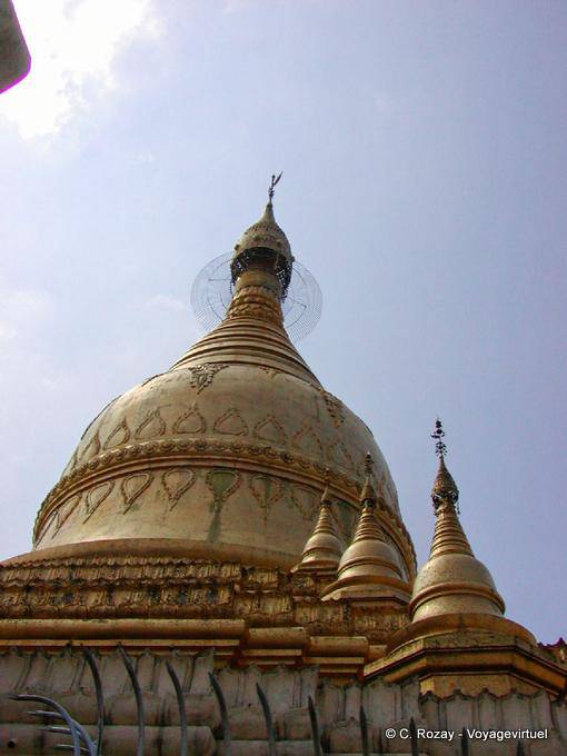 Sommet du stupa de la pagode Mahawizaya, Yangon - Myanmar (Birmanie)