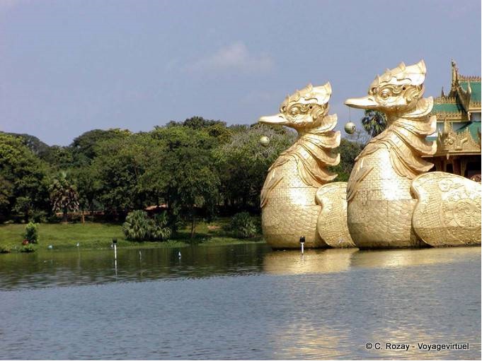 Face avant du Karaweik Hall sur le Lac Kandawgyi, Rangoon - Myanmar (Birmanie)