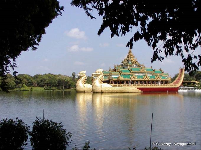 Le Karaweik, réplique de barge royale birmane, sur le lac Kandawgyi, Yangon - Myanmar (Birmanie)