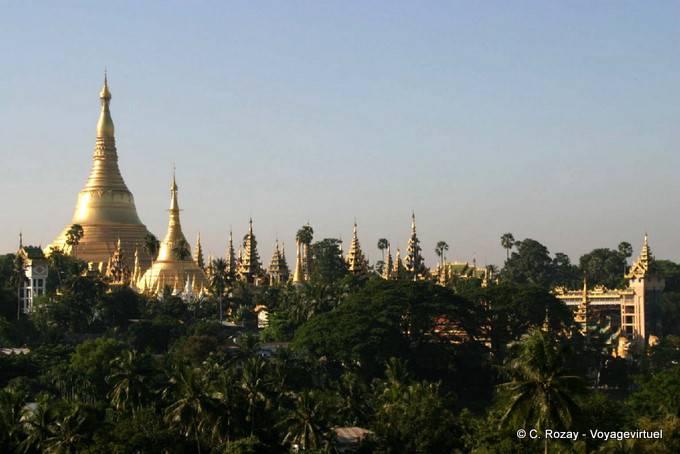 Vue depuis notre hôtel à Yangon, la pagode Shwedagon, Yangon - Myanmar (Birmanie)