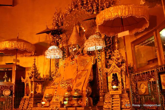 Maha Muni, une image de Bouddha de grande sainteté, Yangon - Myanmar (Birmanie)