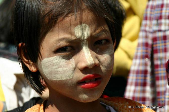 Visage de petite fille portant du thanaka, Pekon Sagar - Myanmar (Birmanie)
