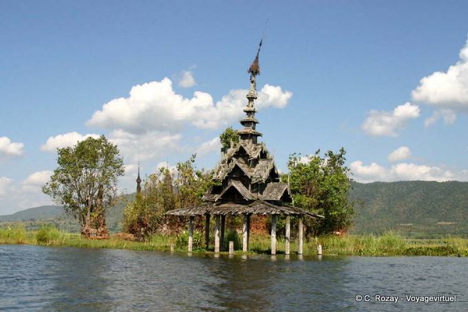 Pagode de bois immergée dans le Belu Chaung, Sagar - Myanmar (Birmanie)