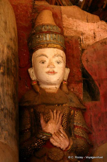Antiquité à l'intérieur d'un sanctuaire du lac Sanka, Sagar - Myanmar (Birmanie)