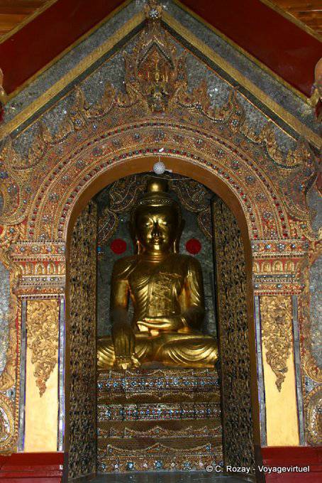 Bouddha dans une niche richement décorée, Hpaung Daw U Pagoda, Inlé - Myanmar (Birmanie)